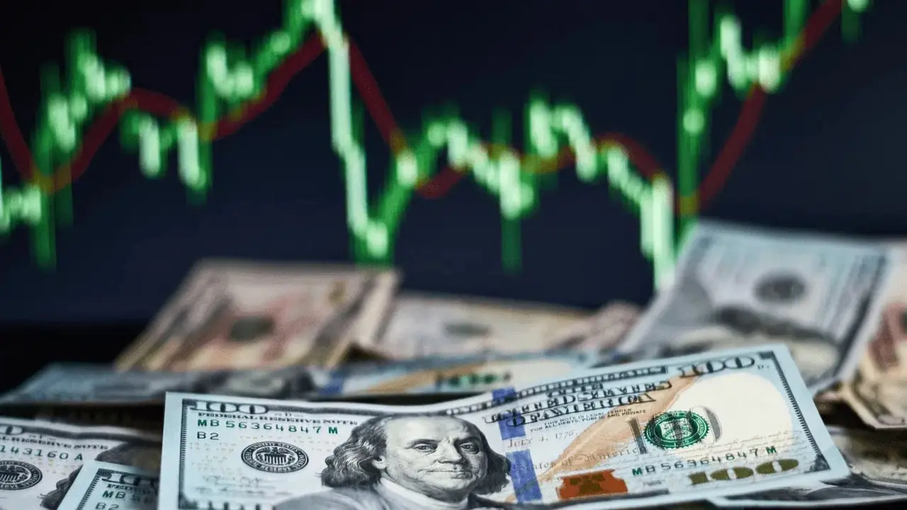 تذبذب سعر صرف الدولار الأمريكي اليوم تحت تأثير التوترات في الشرق الأوسط